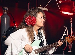 Cristina, bajo y coros