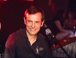 Julián Palacios, percusión y coros