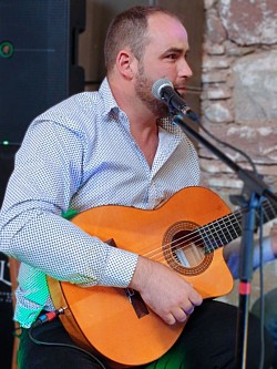 Gerrardo, guitarra y  coros
